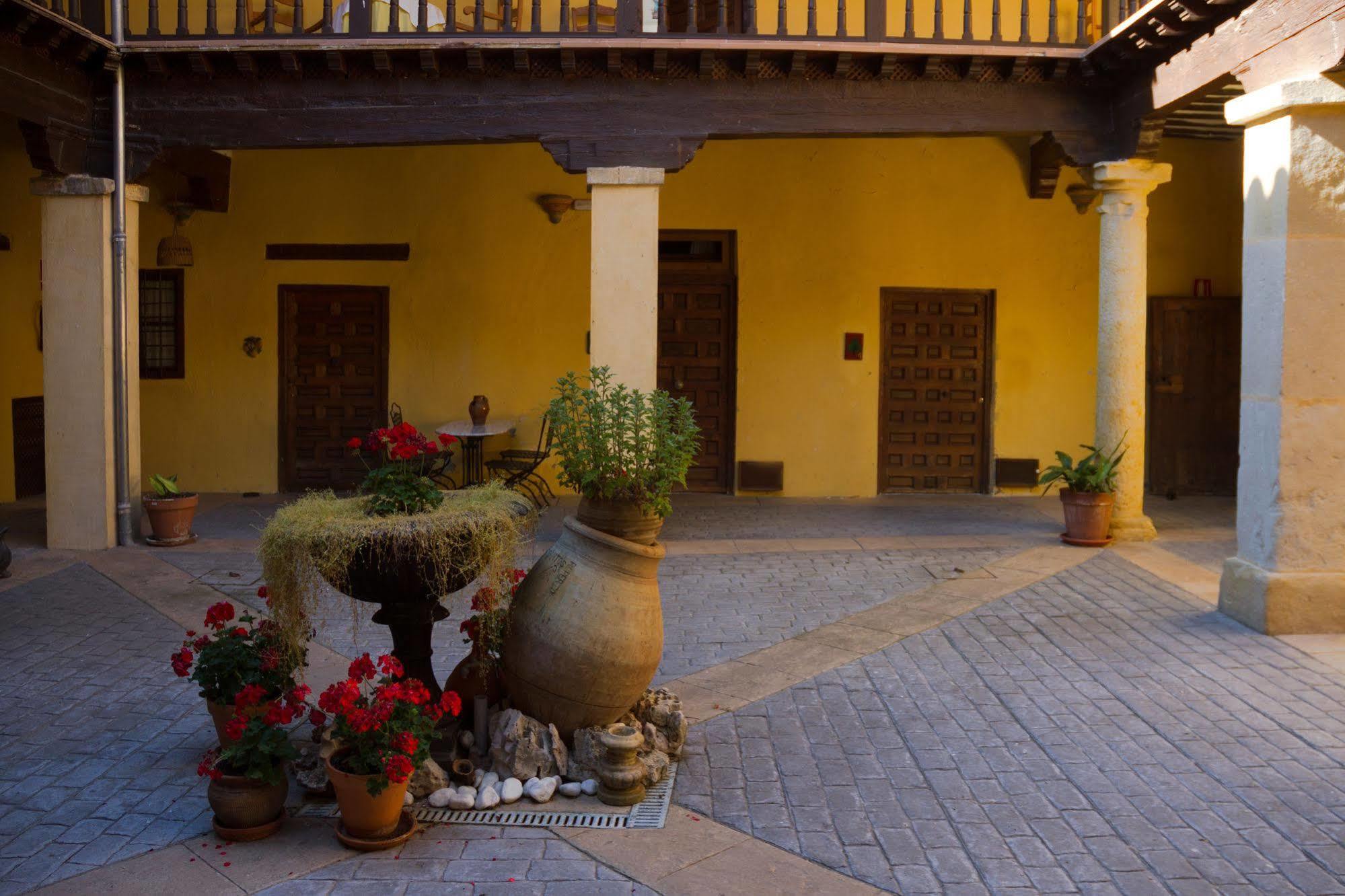 Huete Casa Palacio Conde De Garcinarro מראה חיצוני תמונה