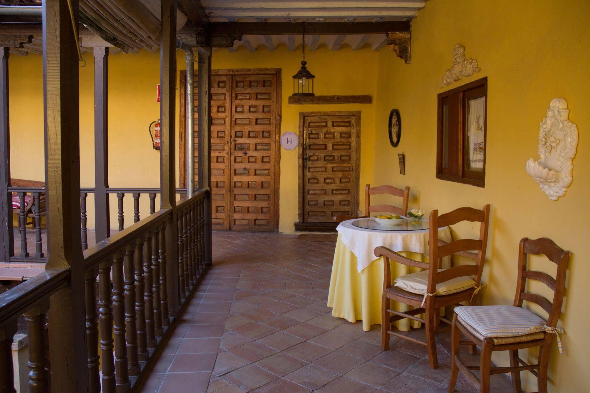 Huete Casa Palacio Conde De Garcinarro מראה חיצוני תמונה